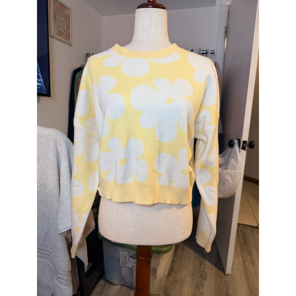 Luna Ivy yellow and white sweater sz med.